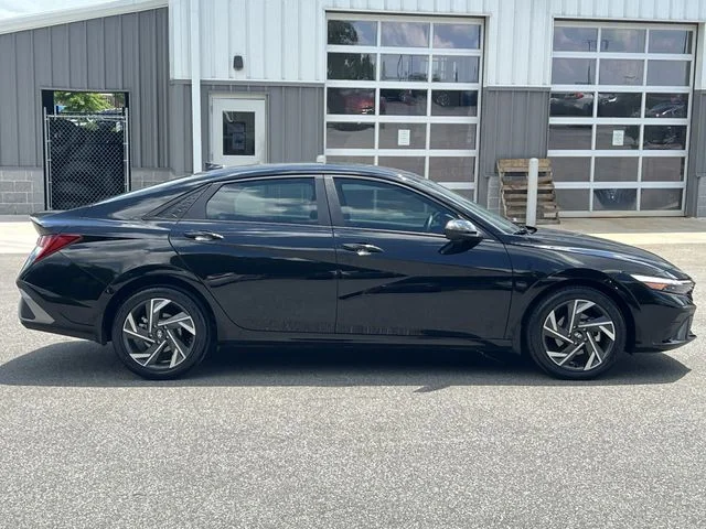 Used 2025 Black Hyundai SEL Sport image 14