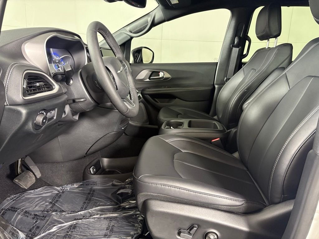 New 2026 Bright White Clear-Coat Exterior Paint Chrysler Select image 20