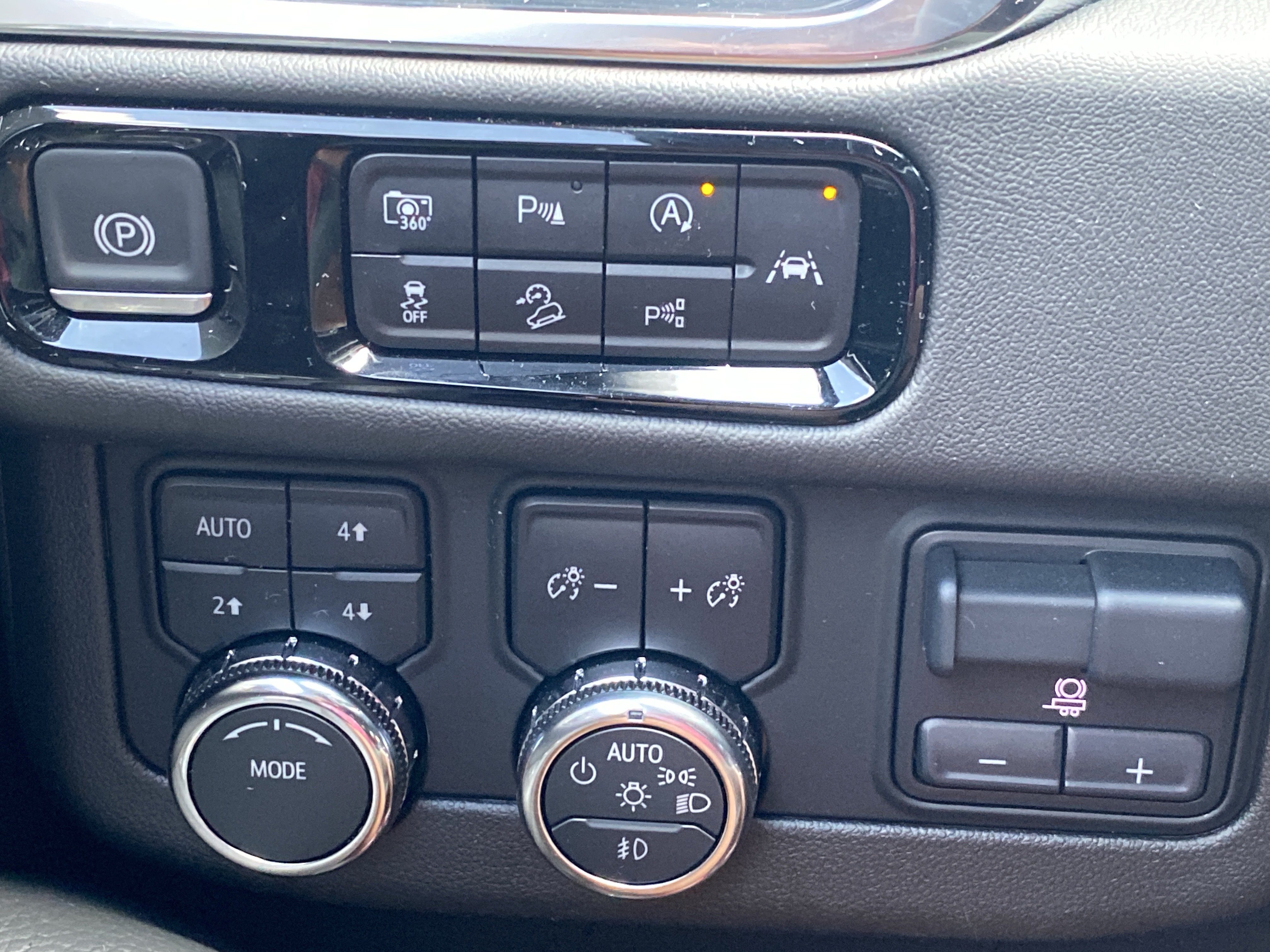 Used 2025 White Frost Tricoat GMC Denali image 22