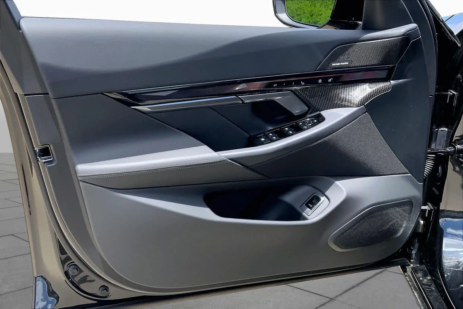 New 2026 Black Sapphire Metallic BMW 550e xDrive image 10