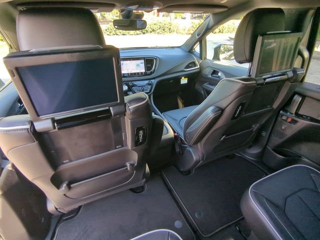 New 2026 Diamond Black Crystal Pearl-Coat Exterior Paint Chrysler Limited image 19