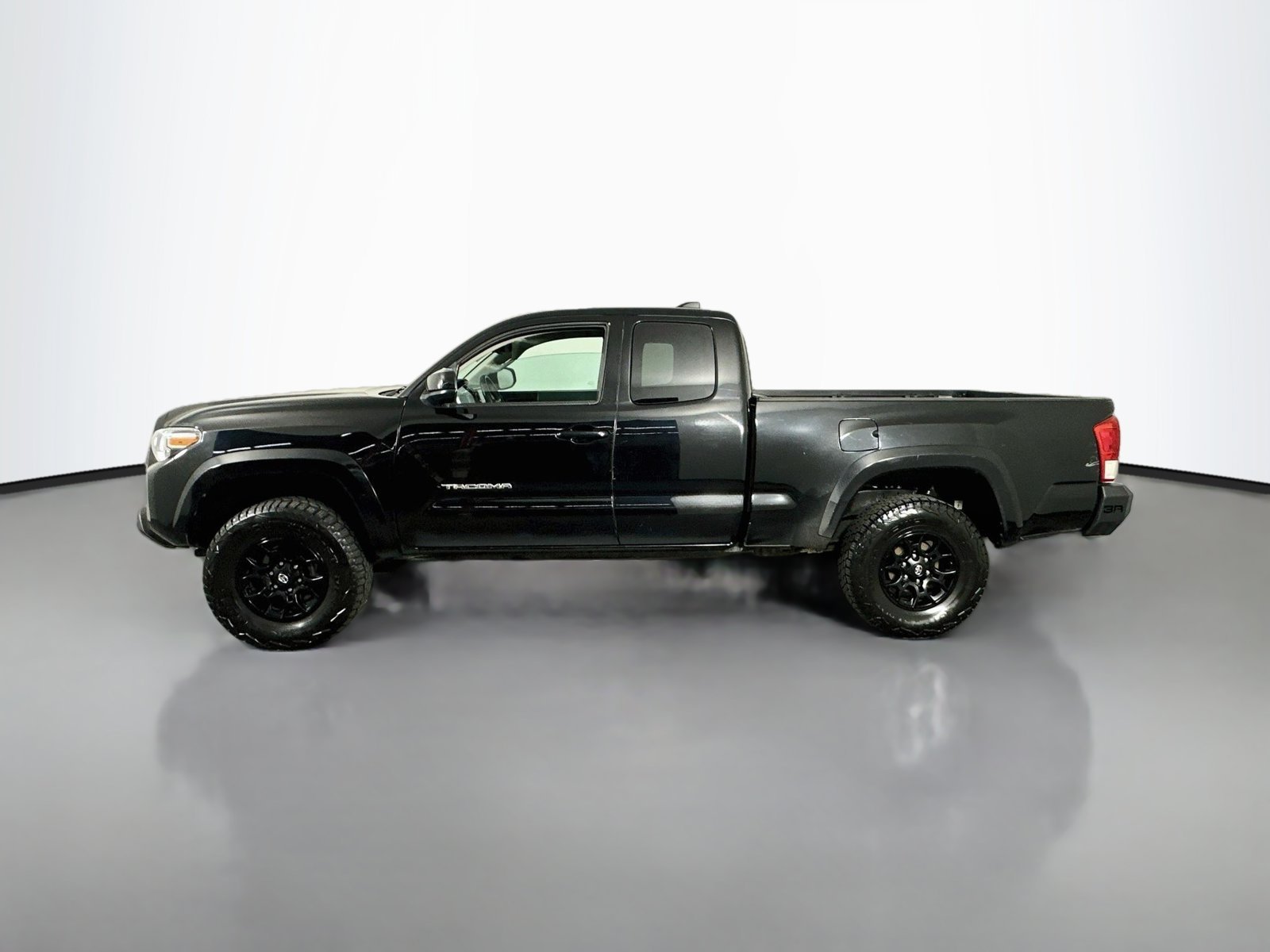 Used 2022 Midnight Black Metallic Toyota SR5 image 5