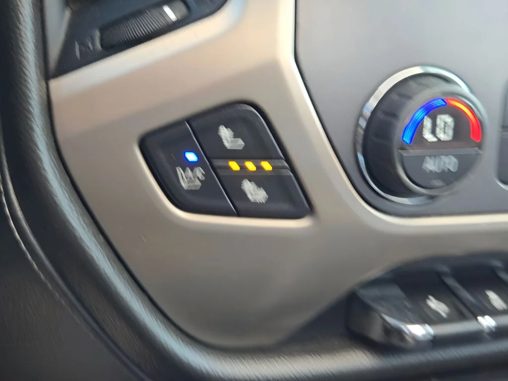 Used 2015 White GMC Denali image 27