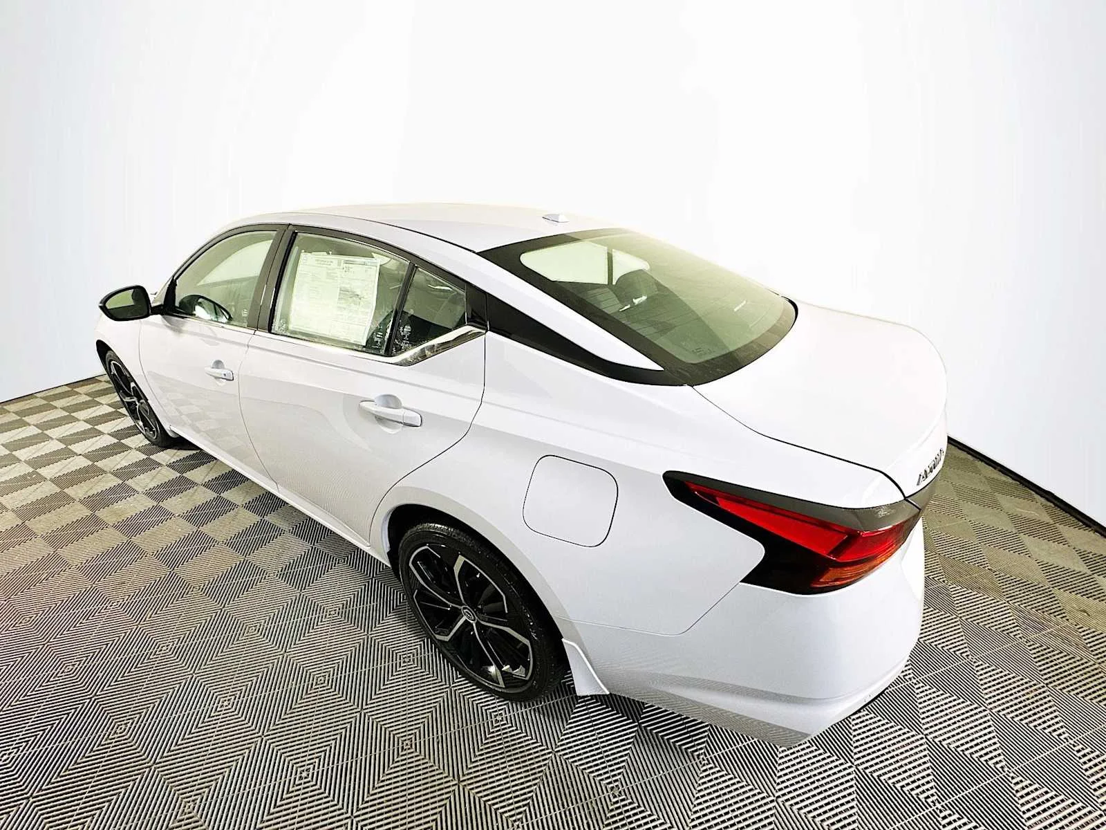 Used 2025 Gray Sky Pearl Nissan SR image 3