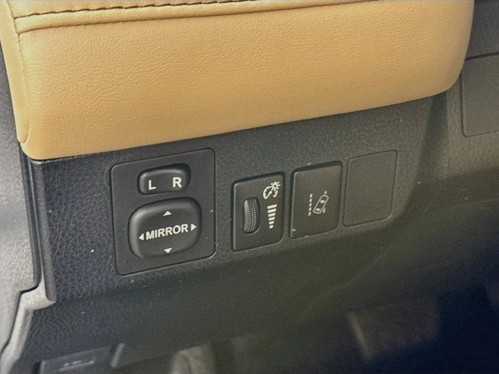 Used 2018 White Toyota XLE image 10