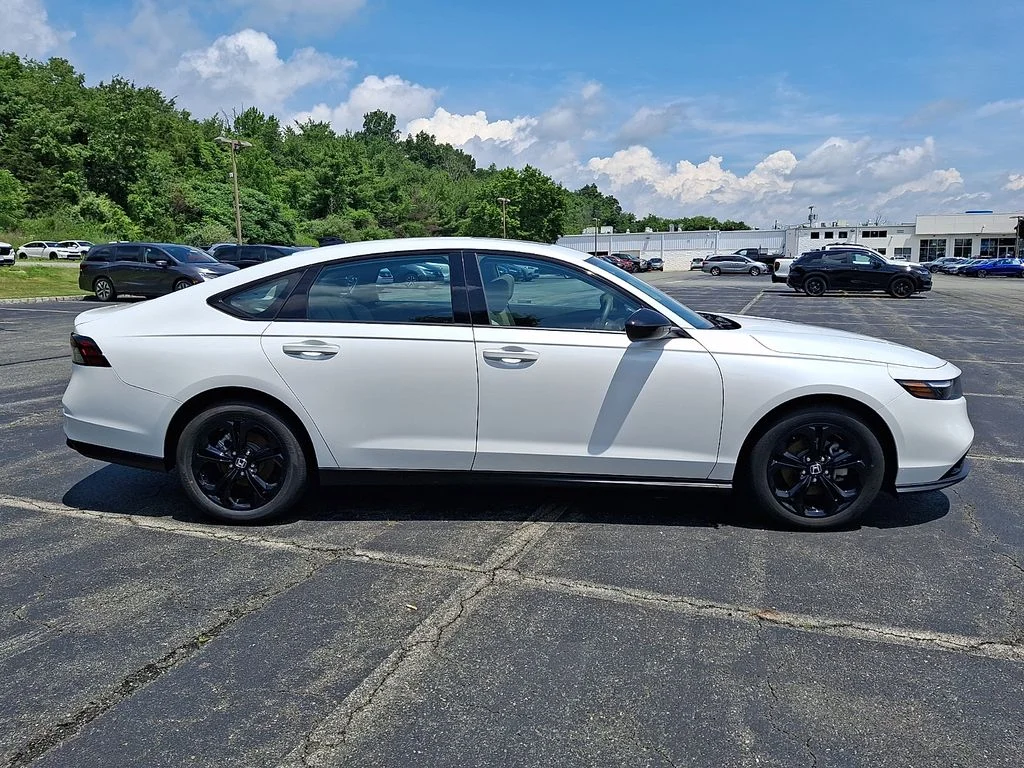 Certified Used 2025 Platinum White Pearl Honda SE image 7