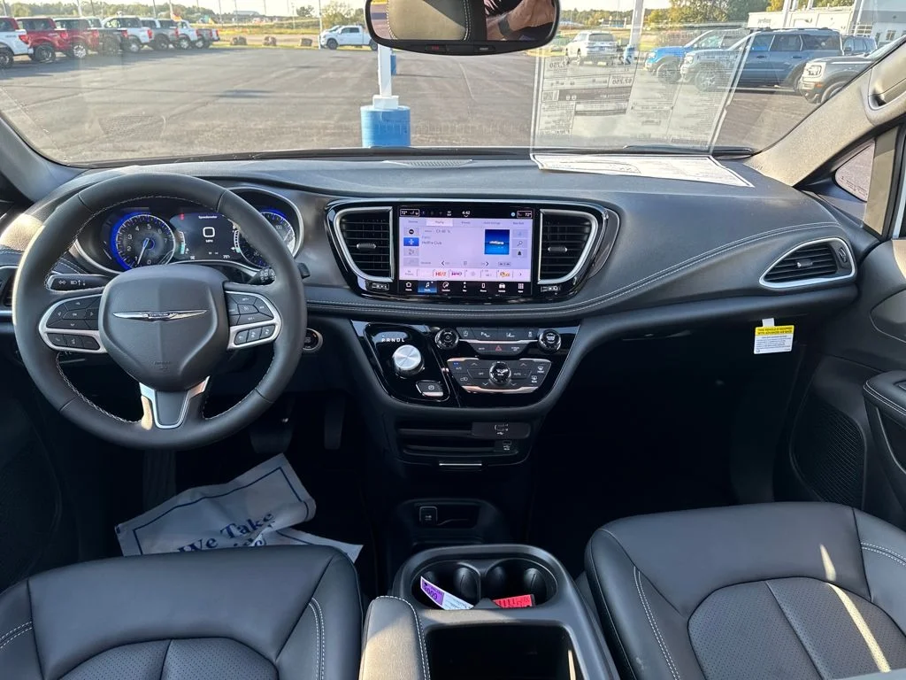 2026 Chrysler Pacifica Select - Photo 12