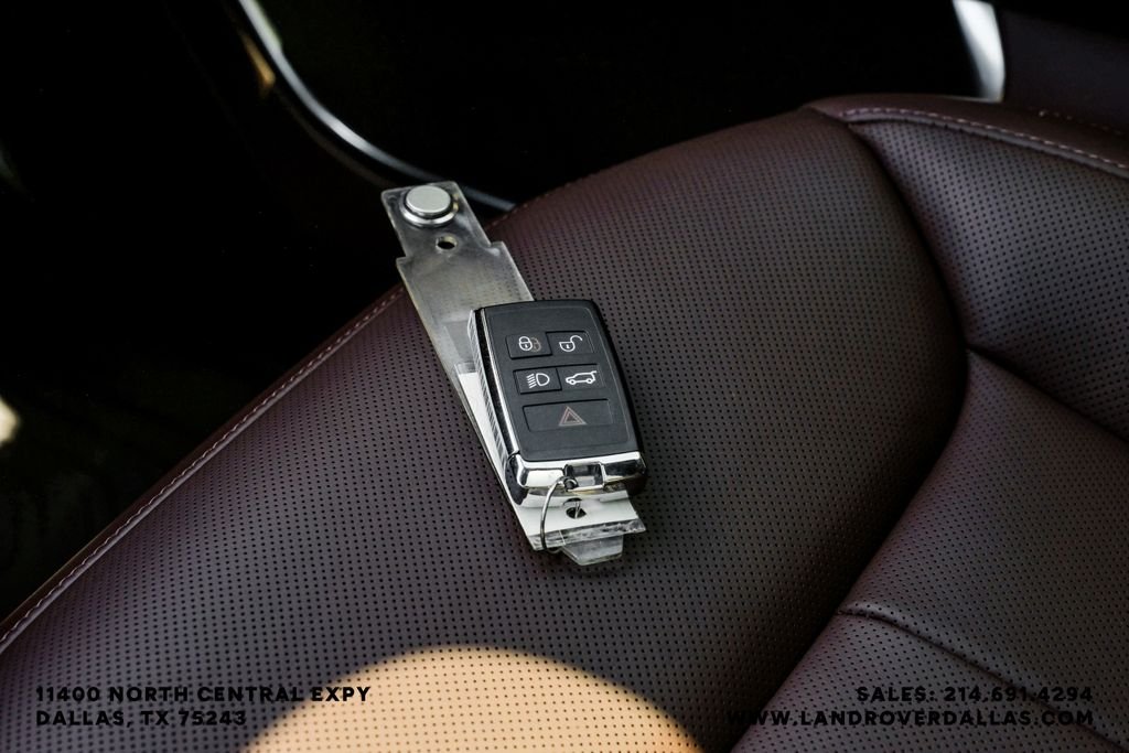New 2026 Santorini Black Metallic Land Rover SE image 61