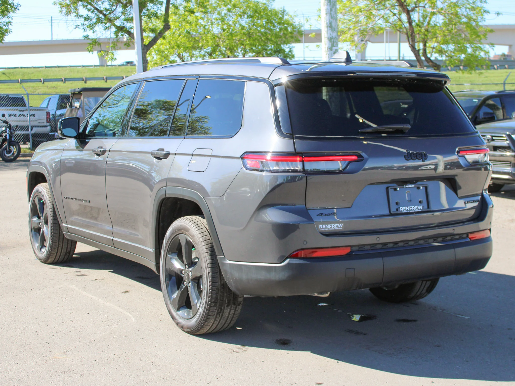 Certified Used 2025 Grey Jeep Limited * V6 | Trailer Tow Package  | Adaptive Cruise | Heated Seats image 13
