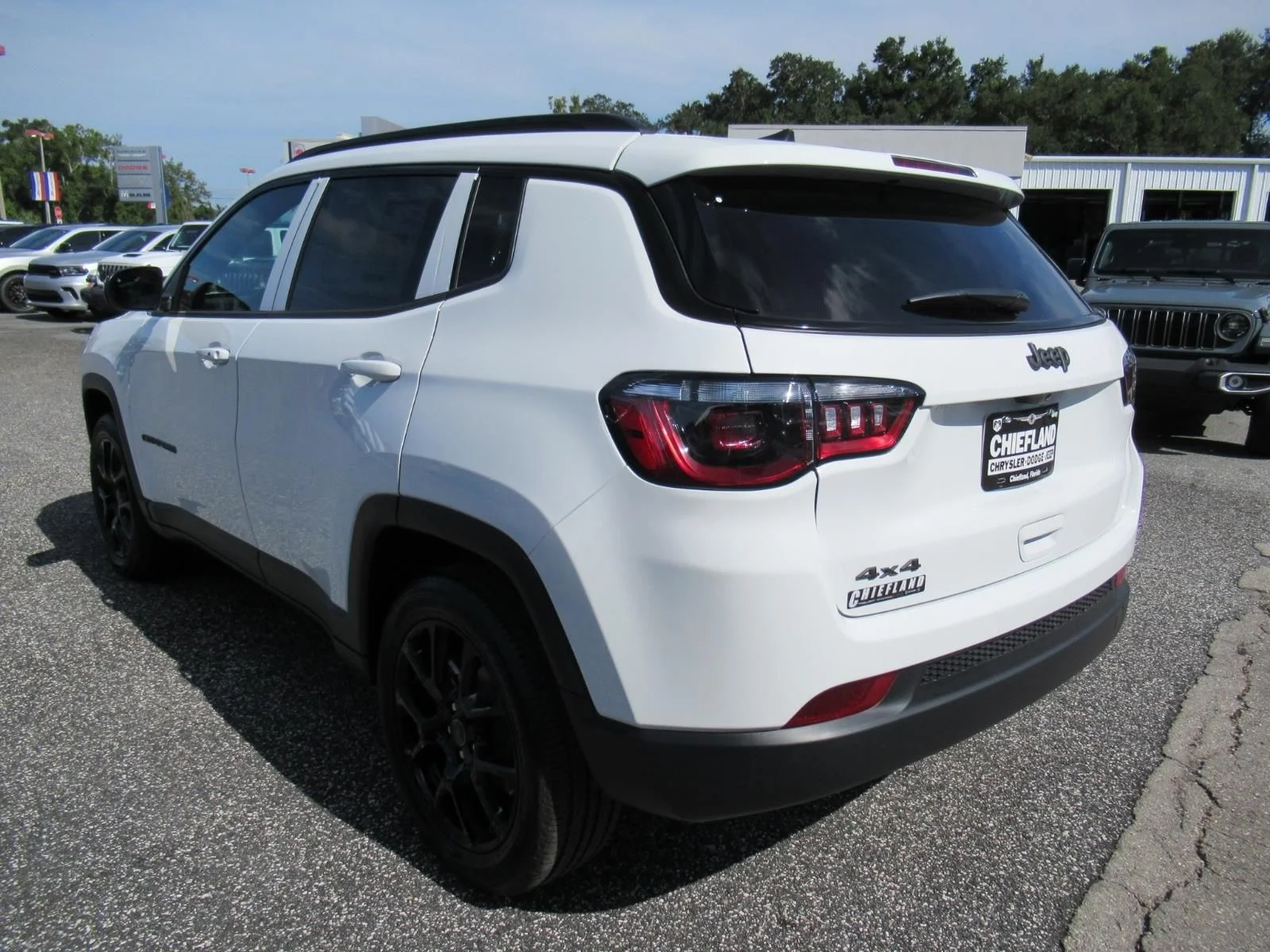 New 2026 Bright White Clearcoat Jeep Latitude Altitude image 5