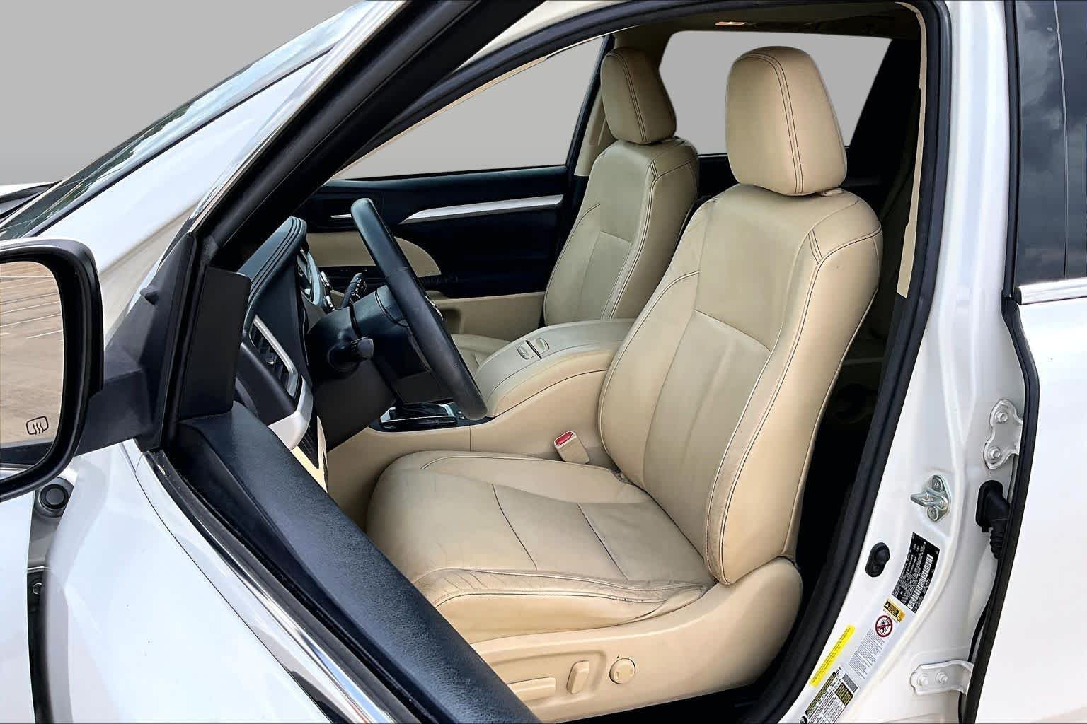 Used 2015 Blizzard Pearl Toyota XLE image 8