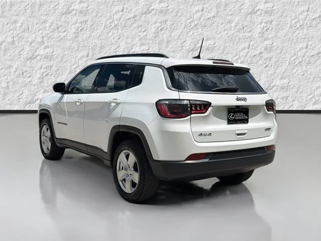 Used 2022 Bright White Clearcoat Jeep Latitude image 5