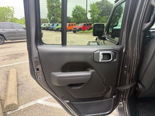 New 2026 Granite Crystal Metallic Clear-Coat Exterior Paint Jeep  image 20