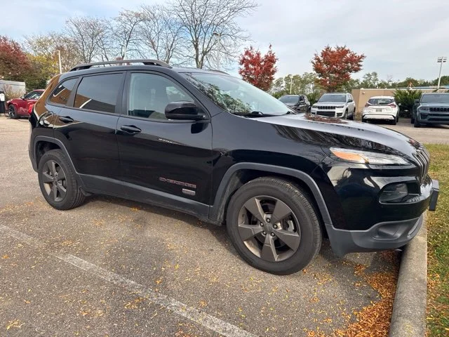 Used 2017 Diamond Black Crystal Pearlcoat Jeep Latitude image 5