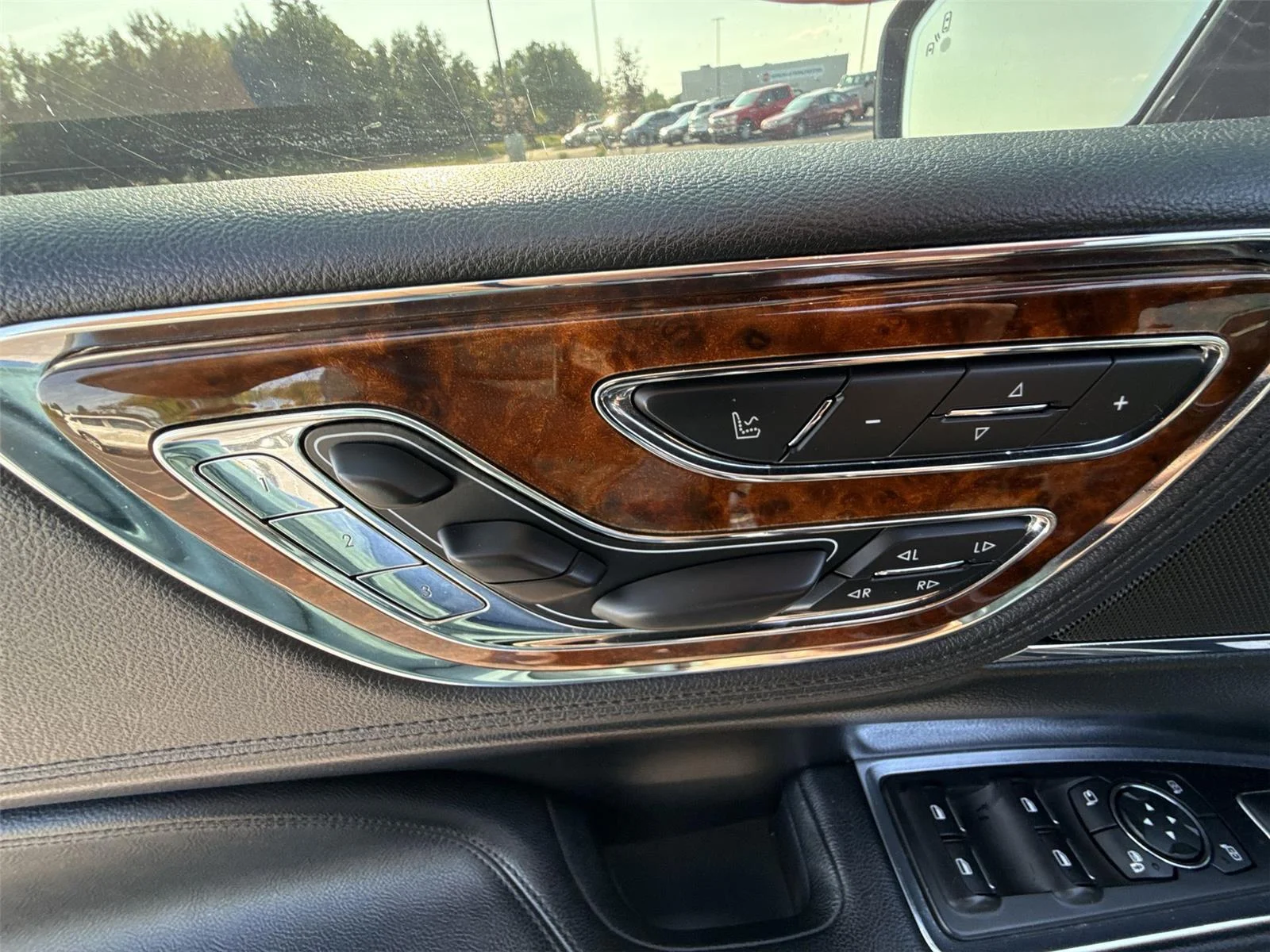 Used 2019 Infinite Black Metallic Lincoln Select image 15