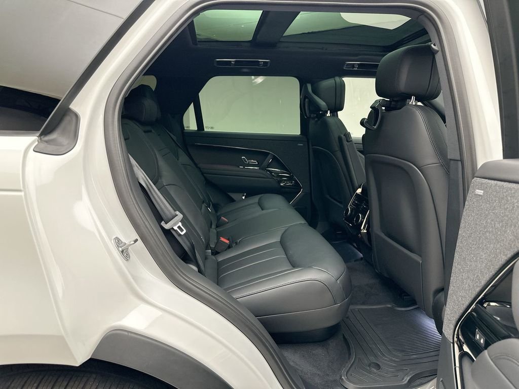 New 2026 Fuji White Land Rover Dynamic SE image 7