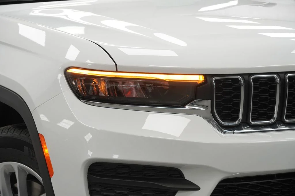 New 2026 Bright White Clear-Coat Exterior Paint Jeep Laredo image 5