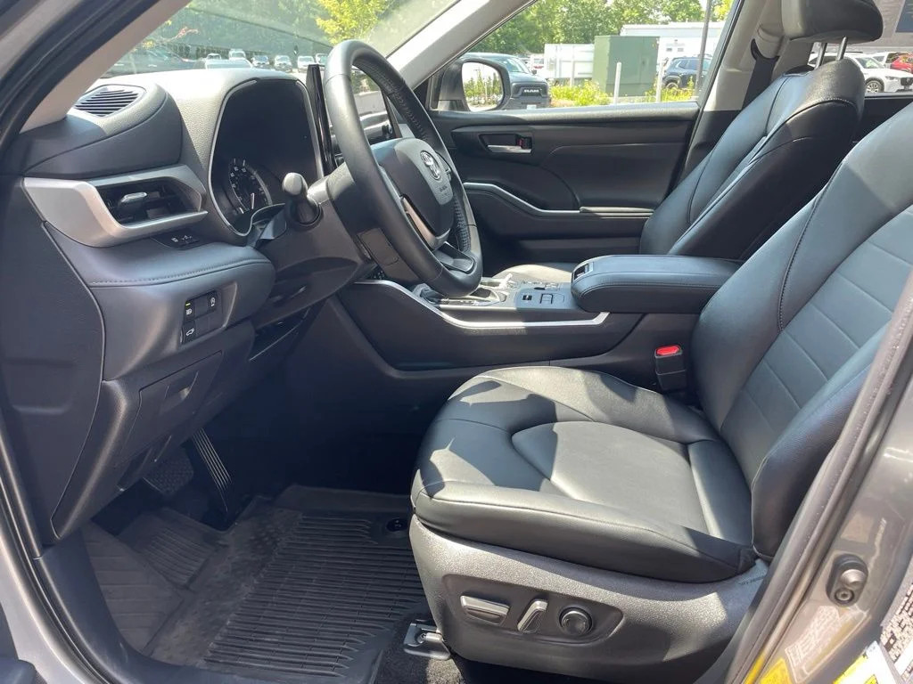 Used 2025 Silver Toyota XLE image 13