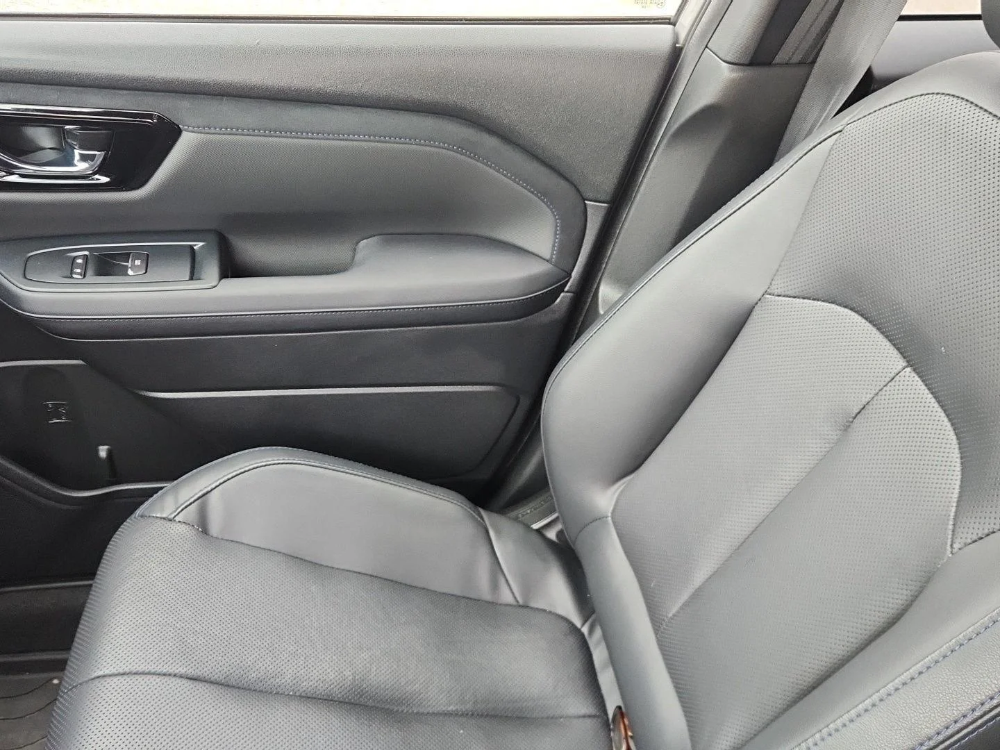 Used 2025 River Rock Pearl Subaru Limited image 15
