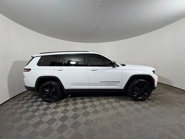 Used 2023 White Jeep Altitude image 5