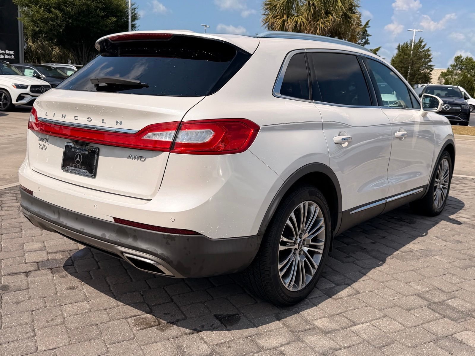 Used 2016 White Platinum Clearcoat Metallic Lincoln Reserve image 8