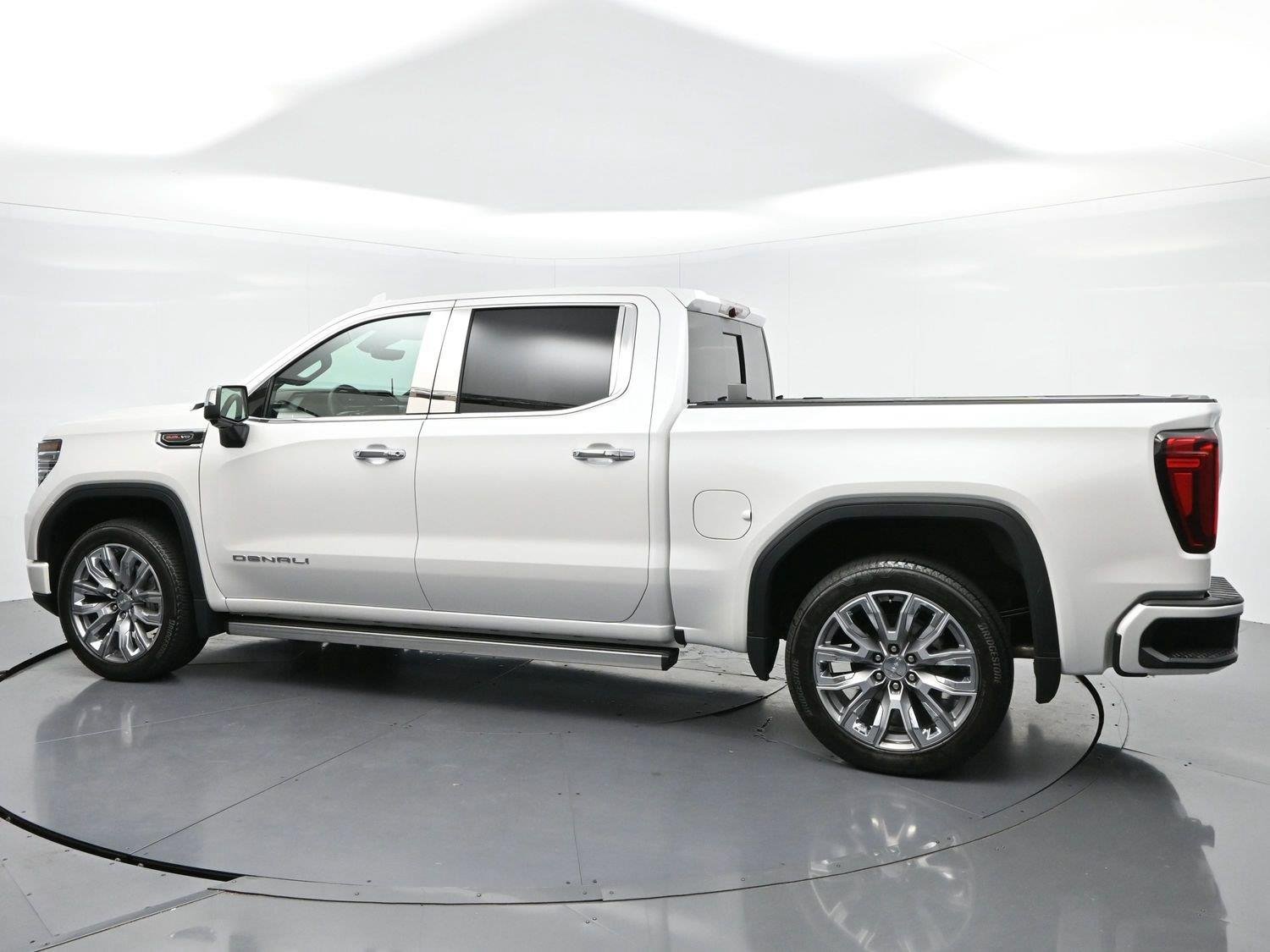 Used 2024 White Frost Tricoat GMC Denali image 5