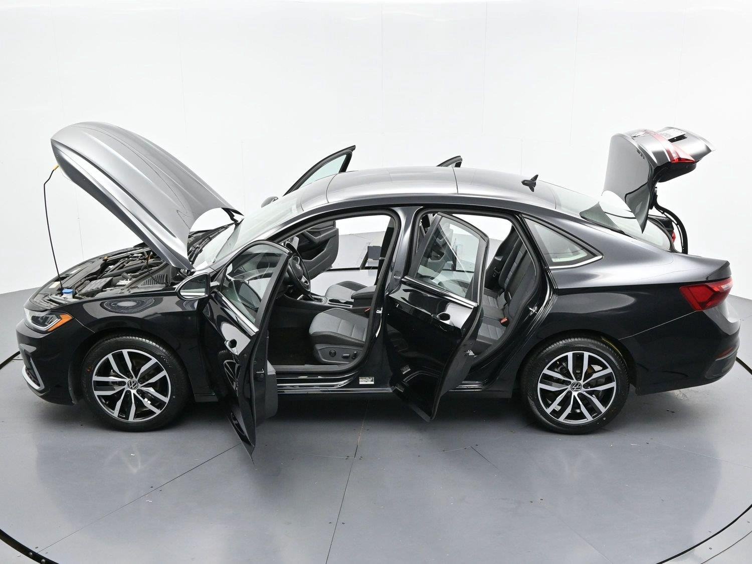 Used 2025 Deep Black Pearl Volkswagen SE image 41