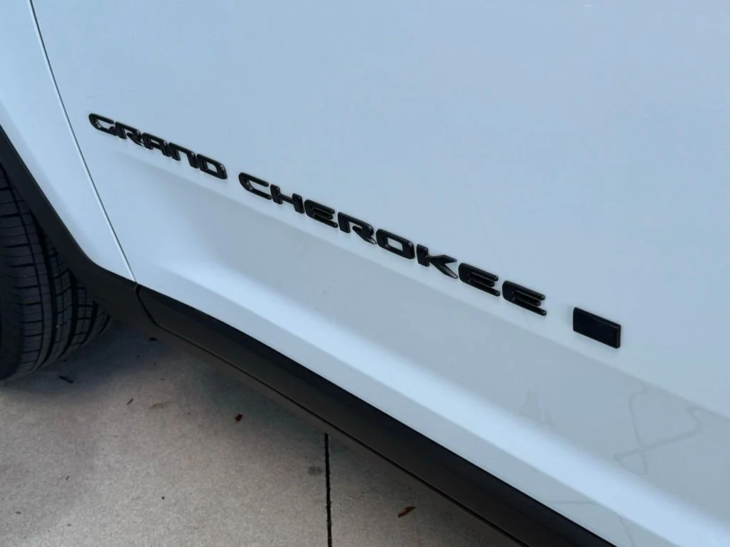New 2026 Bright White Clear-Coat Exterior Paint Jeep Altitude image 30