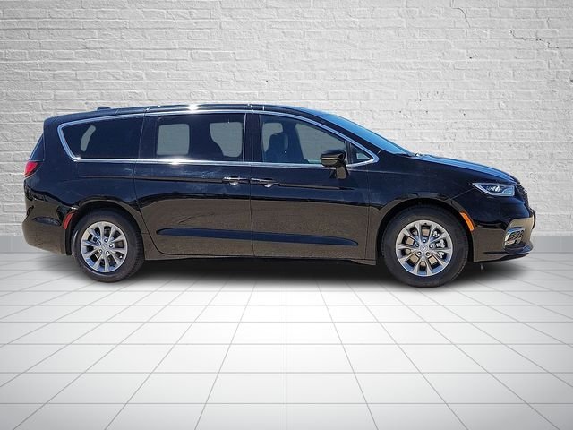 New 2026 Diamond Black Crystal Pearl-Coat Exterior Paint Chrysler Limited image 5