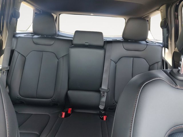New 2026 Diamond Black Crystal Pearl-Coat Exterior Paint Jeep Limited image 13