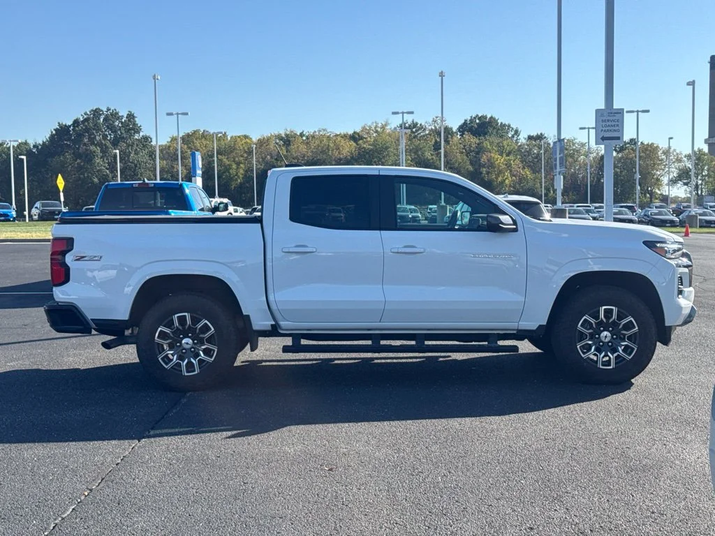Used 2025 White Chevrolet Z71 image 2