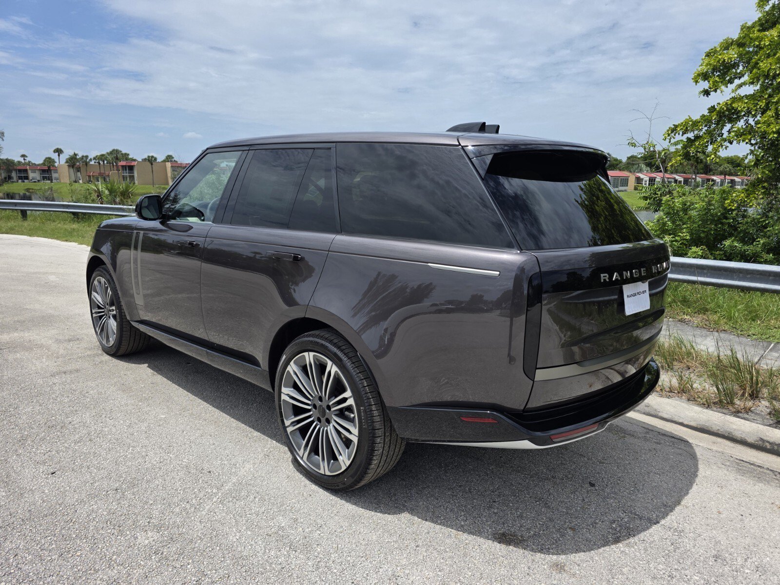 New 2026 Charente Grey LAND ROVER SE image 2