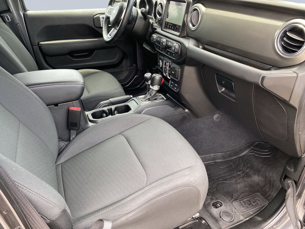 Used 2022 Granite Crystal Metallic Clearcoat Jeep Unlimited Sahara image 18