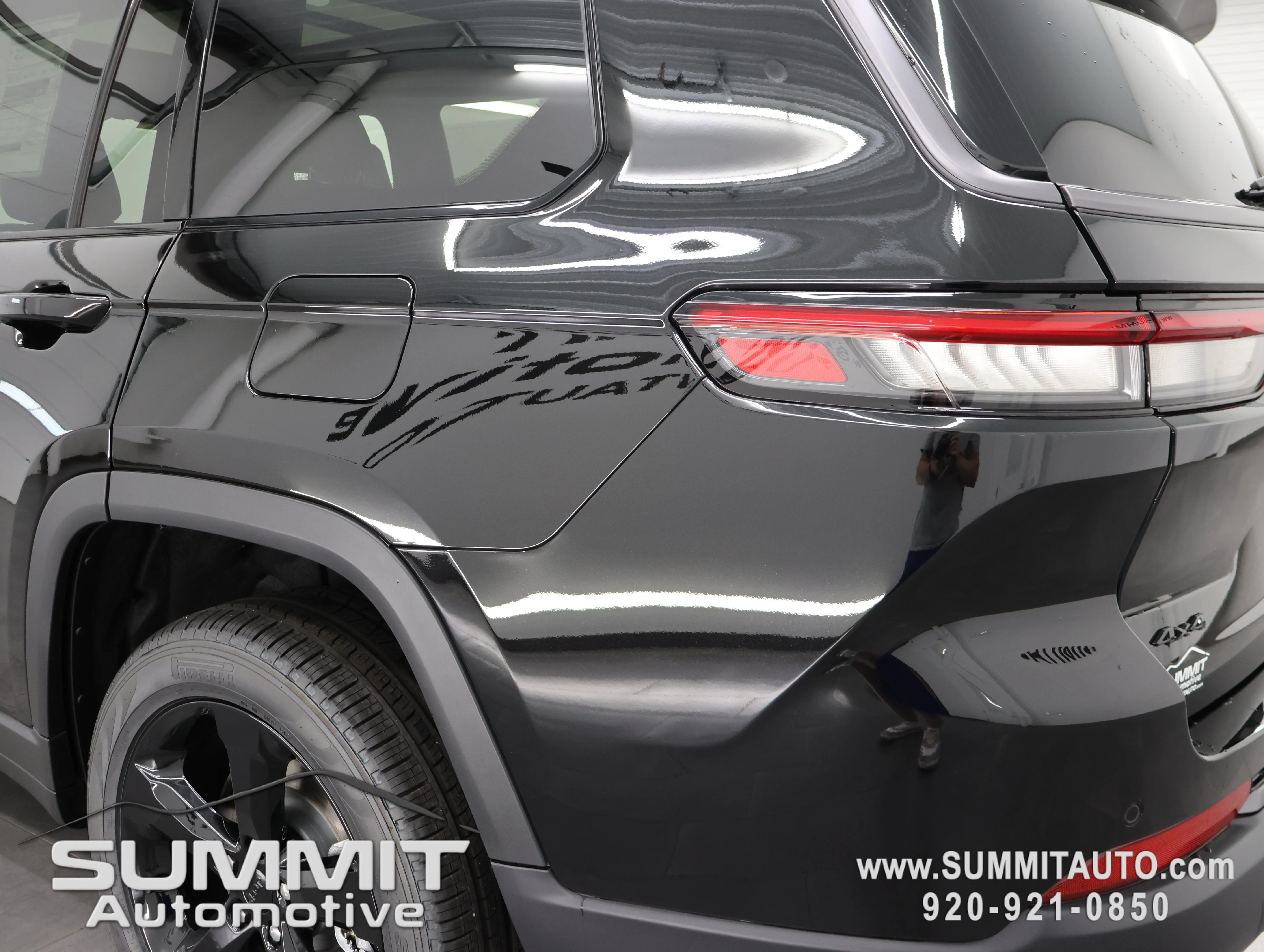 New 2026 Diamond Black Crystal Pearl-Coat Exterior Paint Jeep Limited image 32