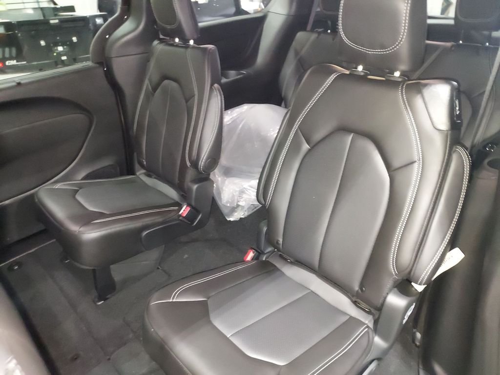 New 2026 Diamond Black Crystal Pearl-Coat Exterior Paint Chrysler Select image 28