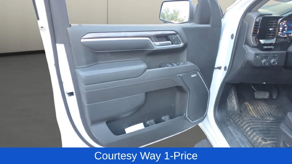 Used 2025 White Chevrolet LTZ image 13