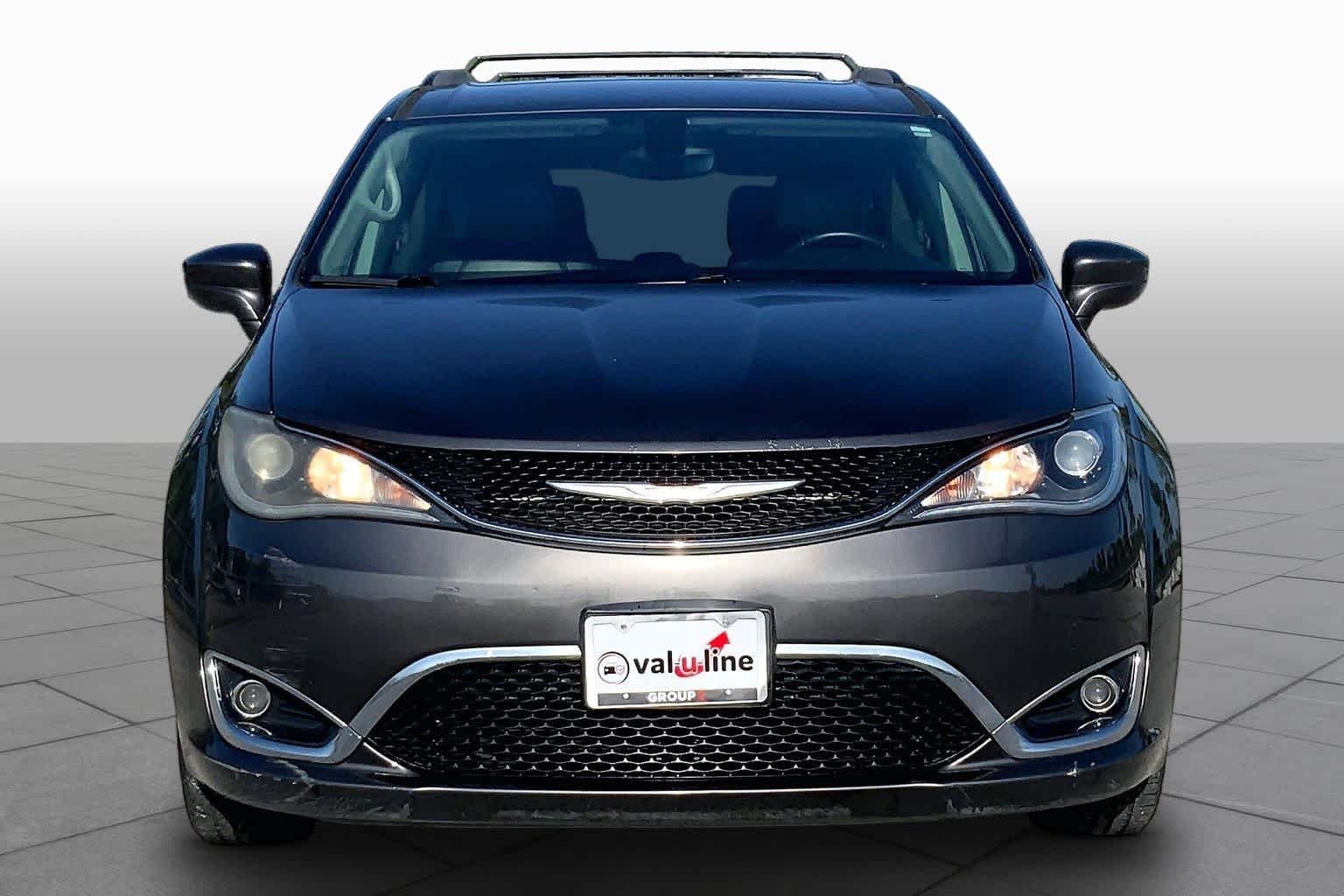 Used 2017 Granite Crystal Metallic Clearcoat Chrysler Touring-L image 4