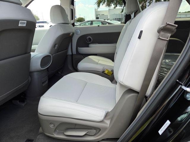 New 2027 Black Hyundai Blue SEL 7P image 5