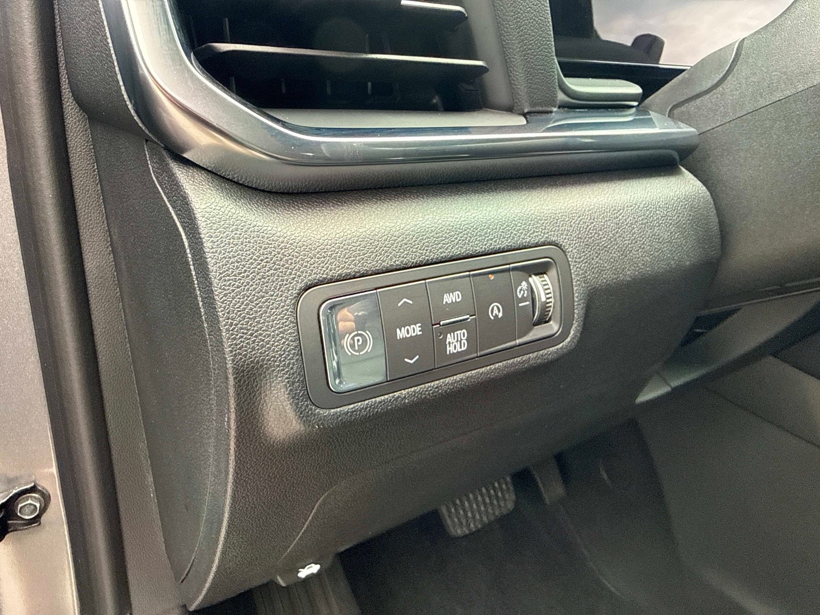 Used 2025 Sterling Metallic GMC AWD Elevation image 19