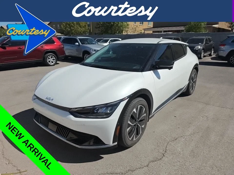 Used 2022 White Kia Wind image 1