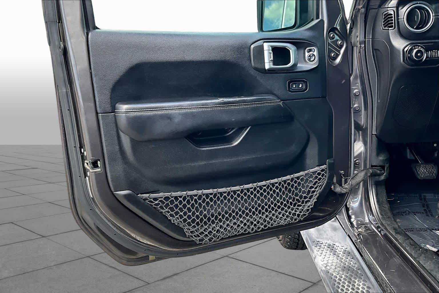 Used 2018 Granite Crystal Metallic Clearcoat Jeep Sahara image 21