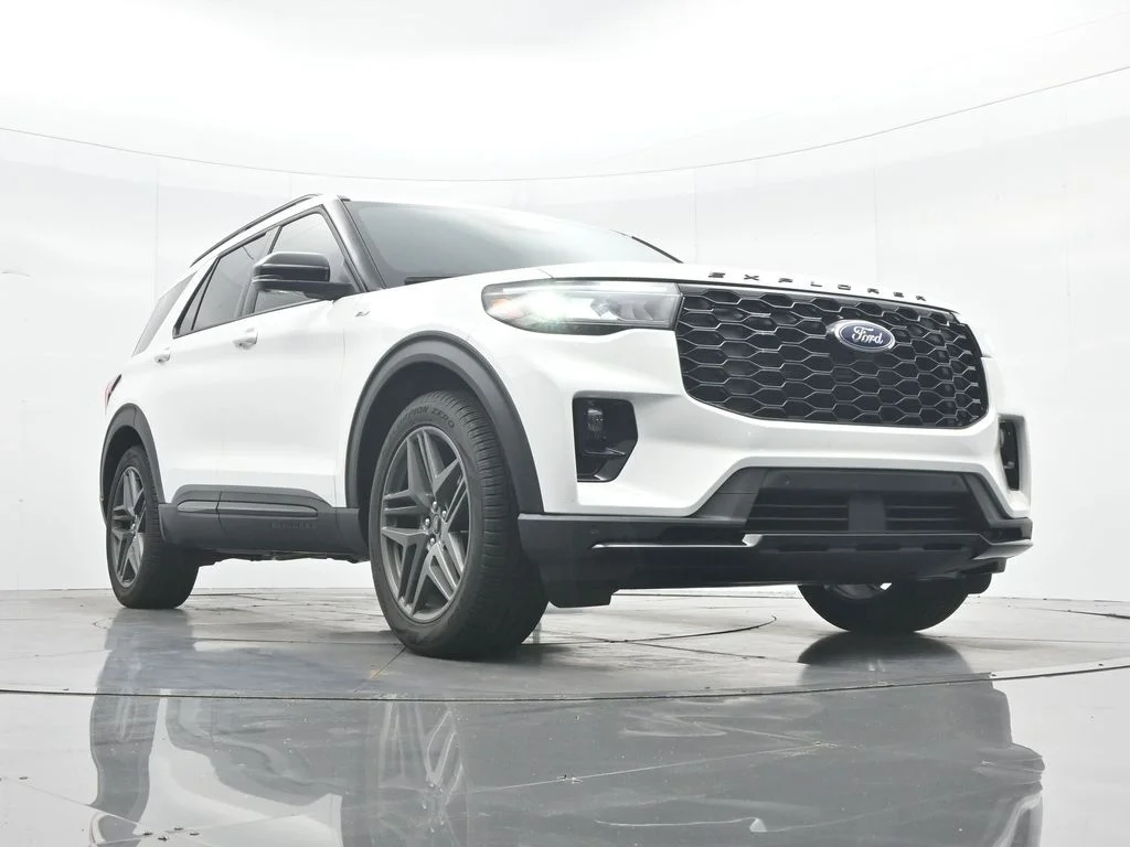 New 2026 Star White Metallic Tri-Coat Ford ST-Line image 36