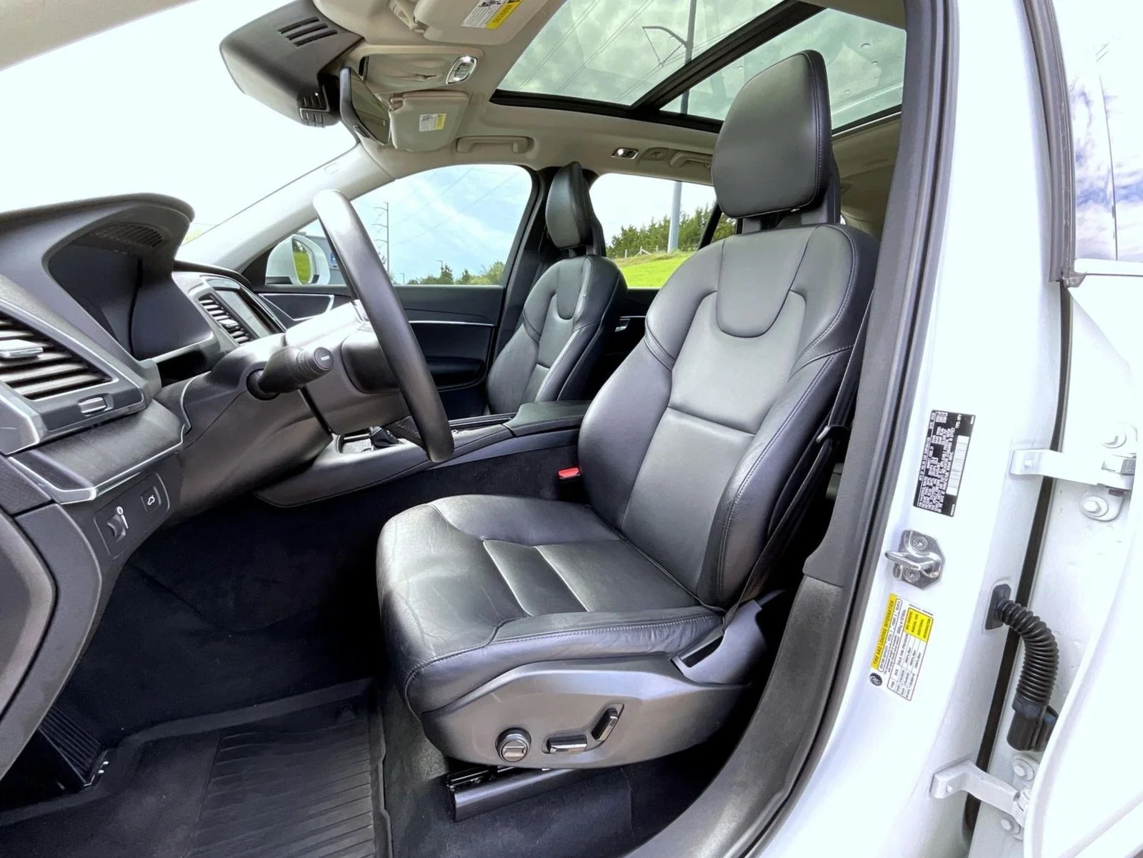 Used 2020 White Volvo T5 Momentum image 10