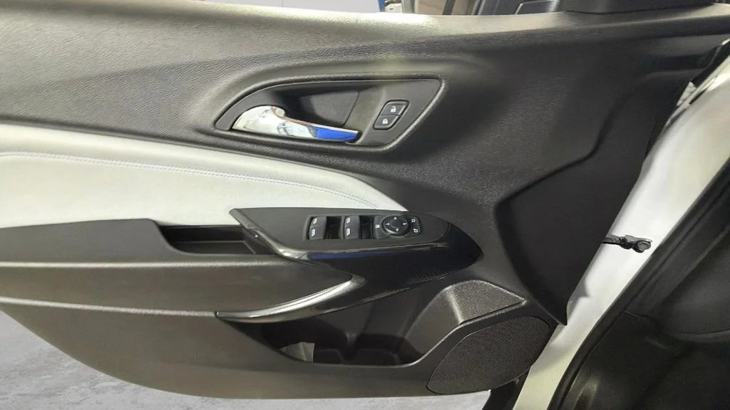 Used 2025 Summit White Chevrolet LT image 25