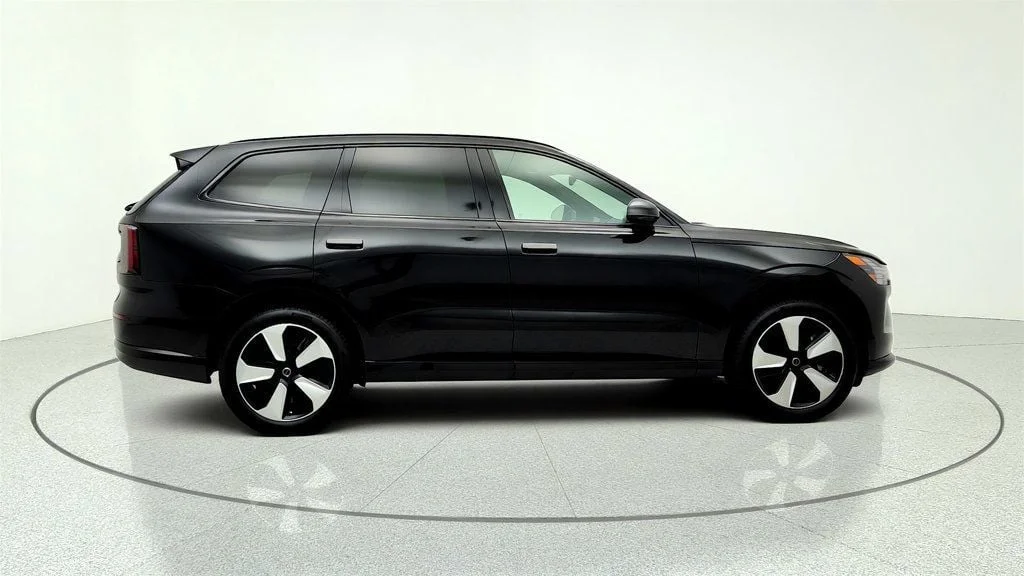 Used 2025 Onyx Black Metallic Volvo Twin Motor Performance Plus 6-Seater w/ Panoramic Roof image 4