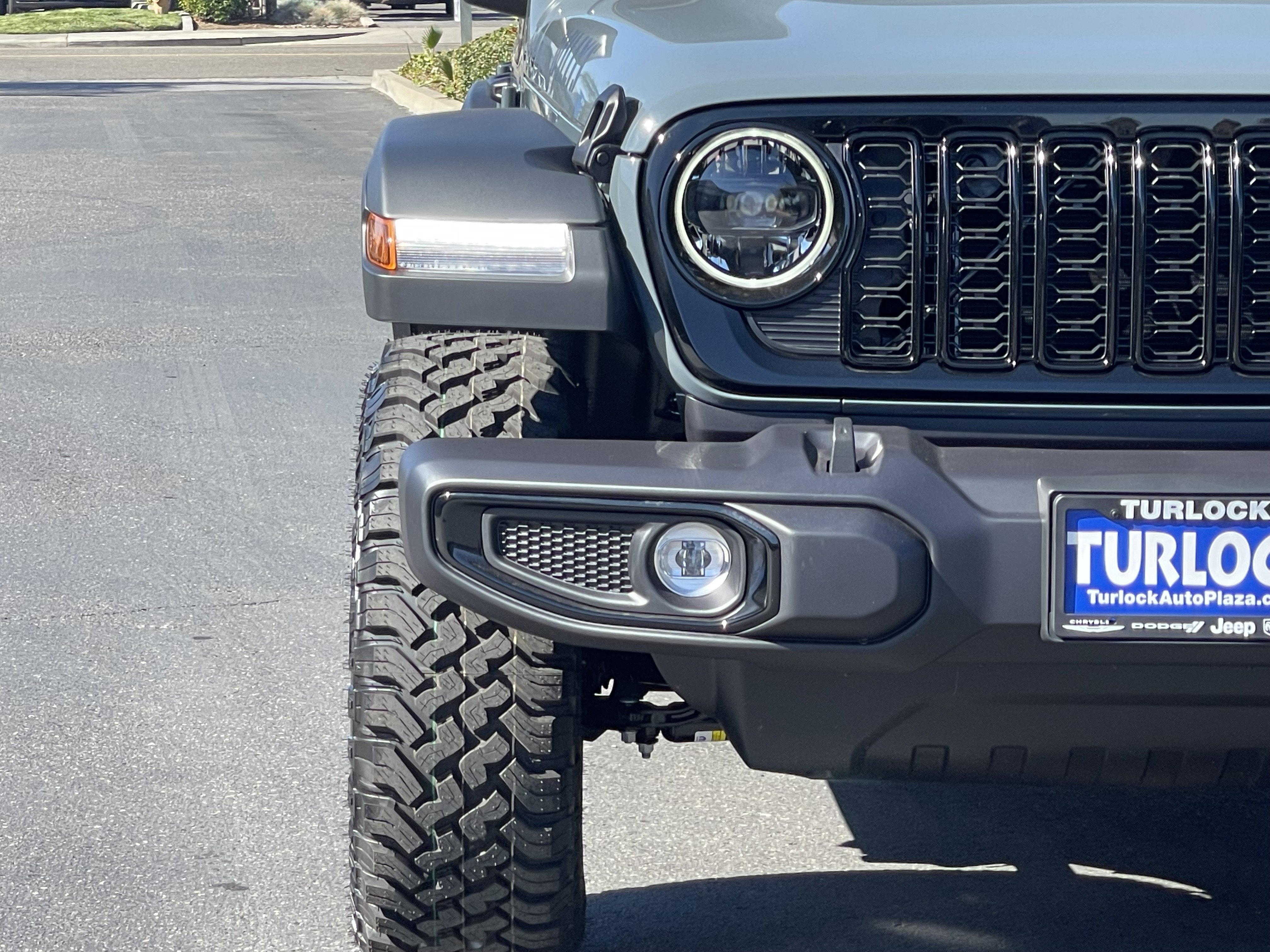 View vehicle photo 4