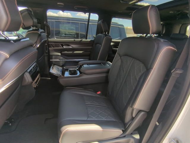 New 2026 Bright White Clear-Coat Exterior Paint Jeep Summit Reserve image 17