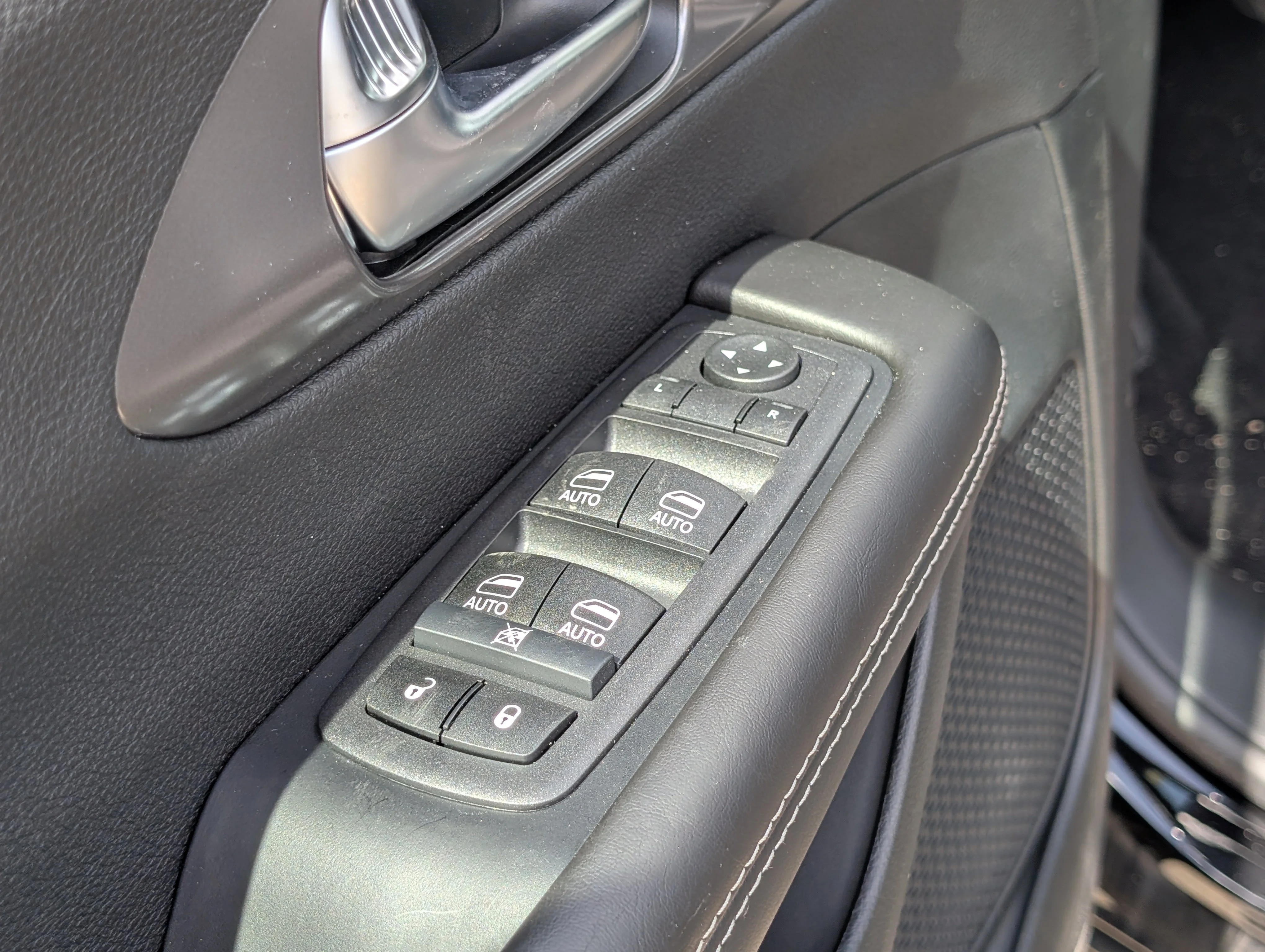 New 2026 Diamond Black Crystal Pearl Chrysler Select image 18