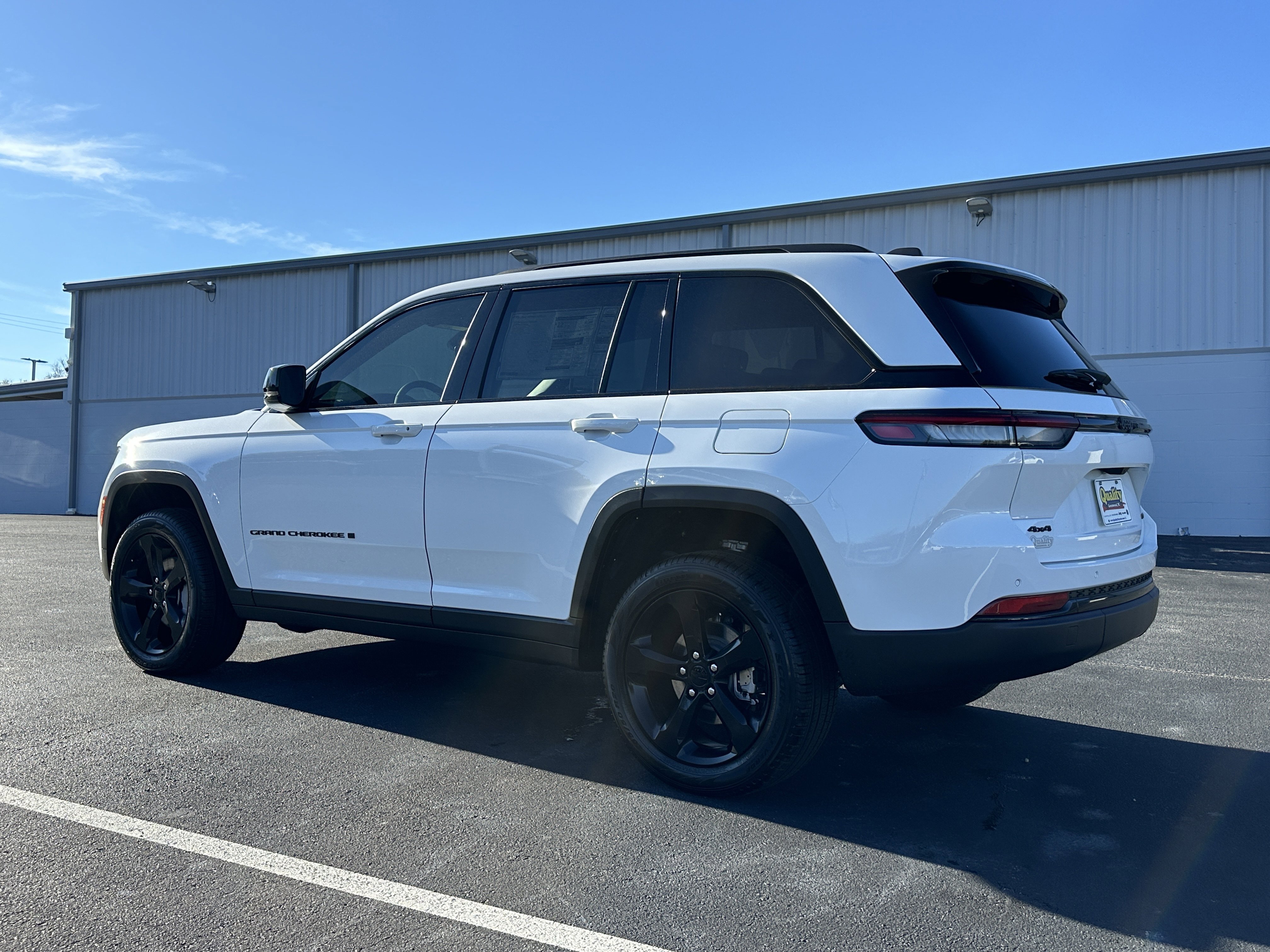 New 2025 Bright White Clear-Coat Exterior Paint Jeep Limited image 6