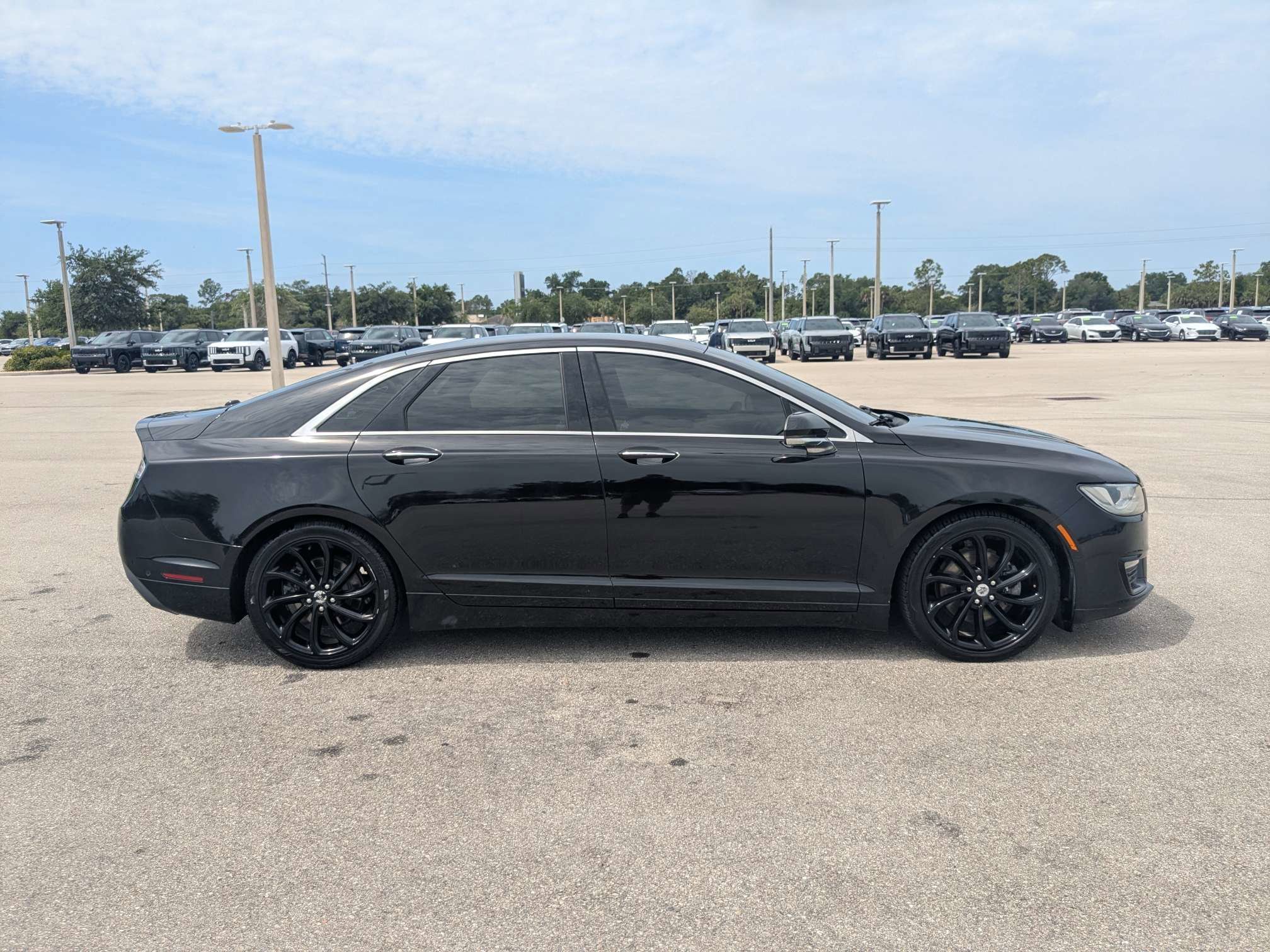 Used 2020 Infinite Black Metallic Lincoln Reserve image 3